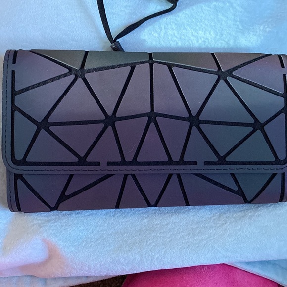 ❤️HOST PICK❤️Brand New⭐️Holographic Handbag/purse with matching wallet. - Picture 4 of 8